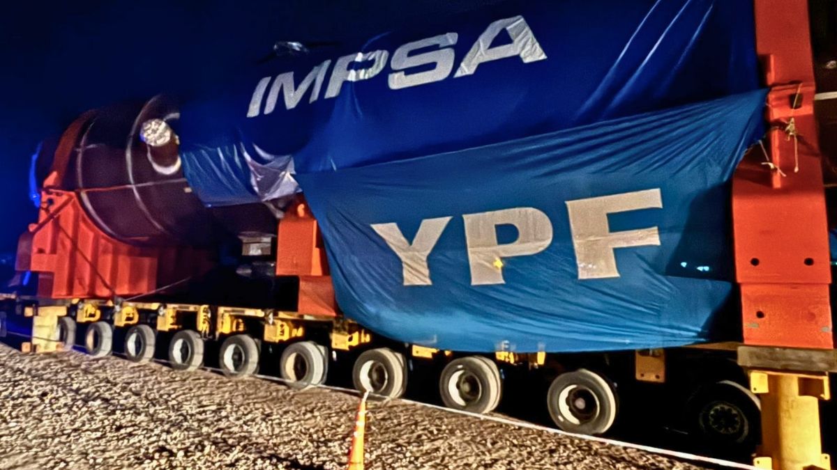 El megaoperativo de traslado del reactor de IMPSA comenzó a las 7 como estaba previsto.