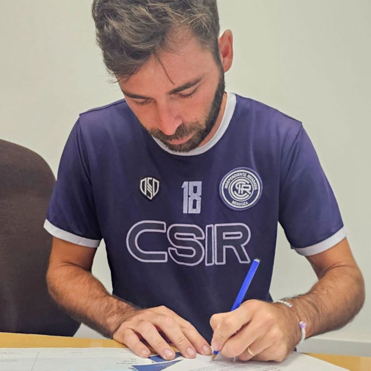 Mediocampista. Diego Tonetto renovó vínculo con la Lepra por una año más y jugará en Primera. Mediocampista. Diego Tonetto renovó vínculo con la Lepra por una año más y jugará en Primera.