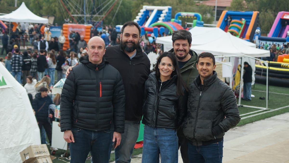 Agustín Palacios, gerente de Asuntos Legales, Gastón Crespo, gerente de Atención al Residente, Lucinda Vivanco, gerenta de Marketing, Franco Belpassi, gerente Comercial y Mauricio Gutiérrez Vila, subgerente de Construcciones, parte del equipo del comité de Club Dalvian que participo de la organización del evento del día del niño en el Complejo Residencial Agustín Palacios, gerente de Asuntos Legales, Gastón Crespo, gerente de Atención al Residente, Lucinda Vivanco, gerenta de Marketing, Franco Belpassi, gerente Comercial y Mauricio Gutiérrez Vila, subgerente de Construcciones, parte del equipo del comité de Club Dalvian que participo de la organización del evento del día del niño en el Complejo Residencial