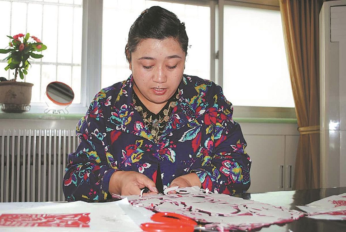 Liu Jieqiong es una experta en el arte de papel cortado en el condado de Yanchuan, provincia de Shaanxi.