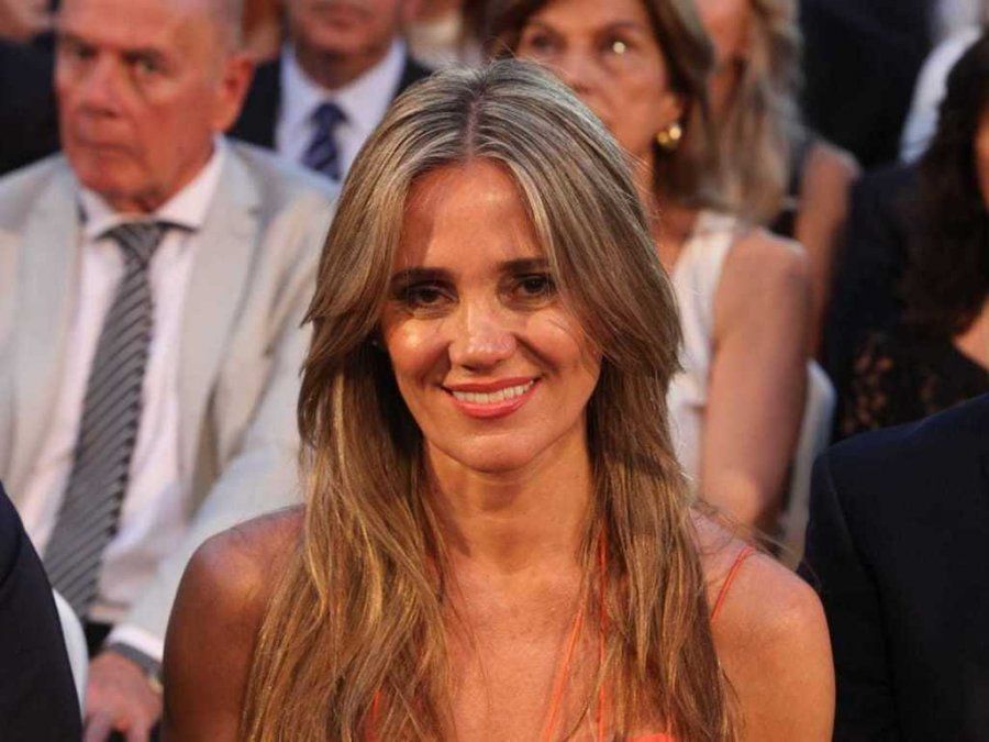 Fabiana Calleja, la esposa del gobernador Rodolfo Suarez, usó su cuenta de Instagram y mostró fotos donde se la ve posando en forma casual con un vestido blanco muy chic.