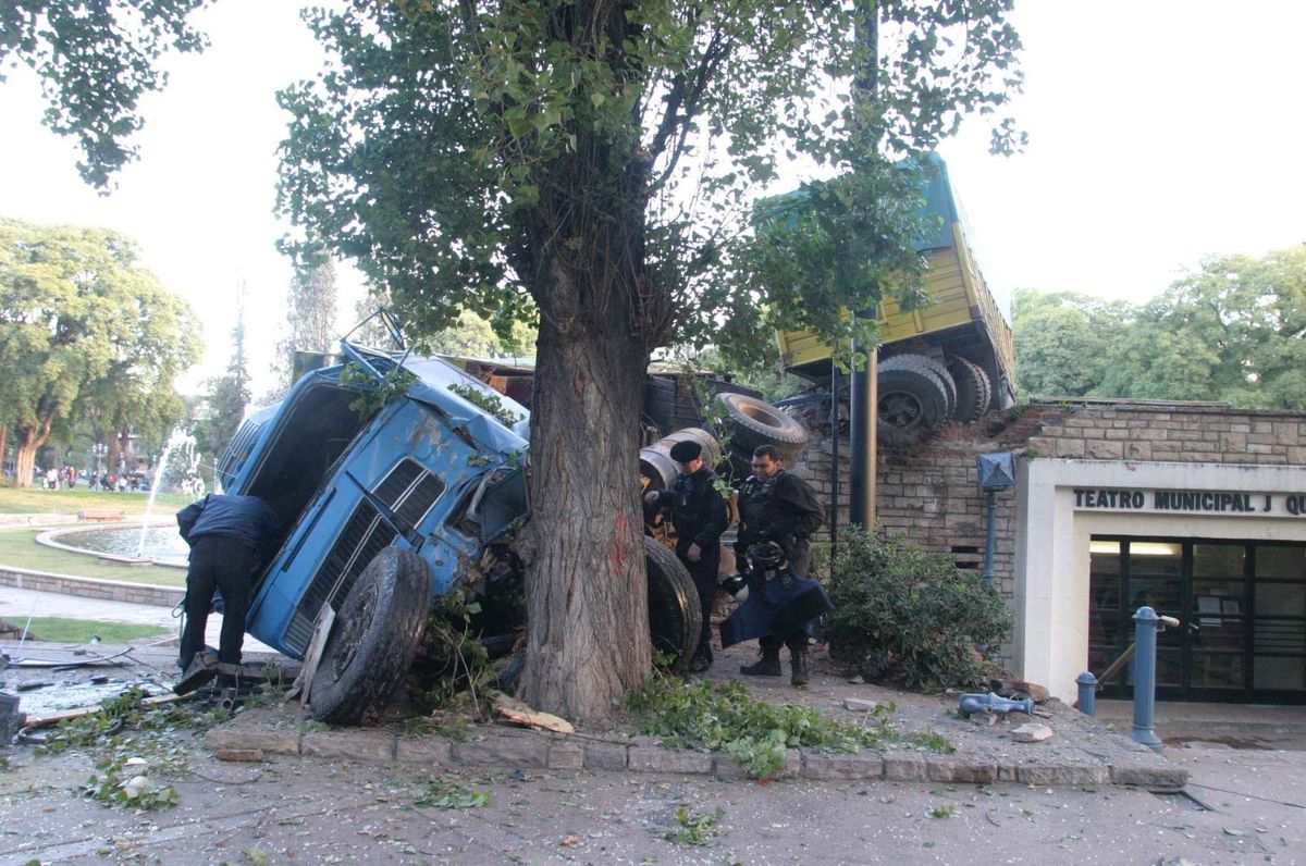 Abril de 2004. Así quedó el camión sin frenos que chocó contra la plaza Independencia.