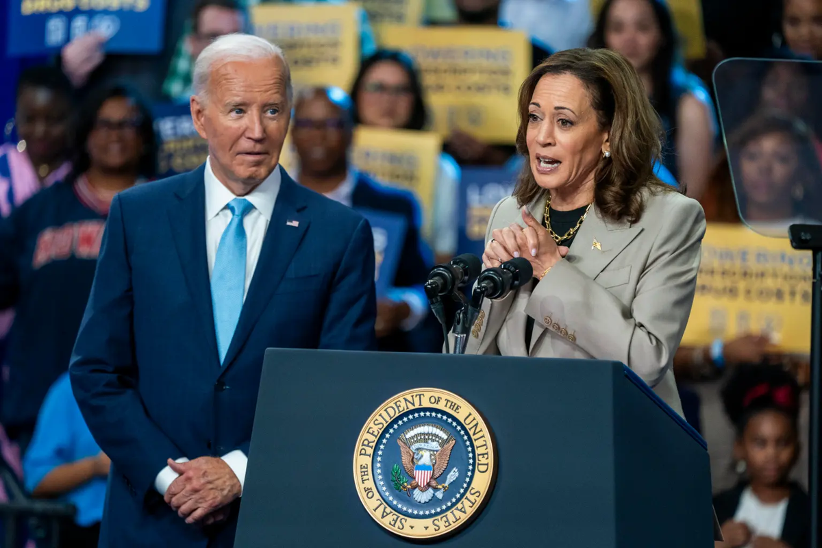 Joe Biden observa a la candidata presidencial demócrata Kamala Harris en un mitin durante la campaña, mientras pronunciaba un discurso en un evento en el Prince Georges County Community College en Maryland, Estados Unidos. Crédito: EFE/Shawn Thew.
