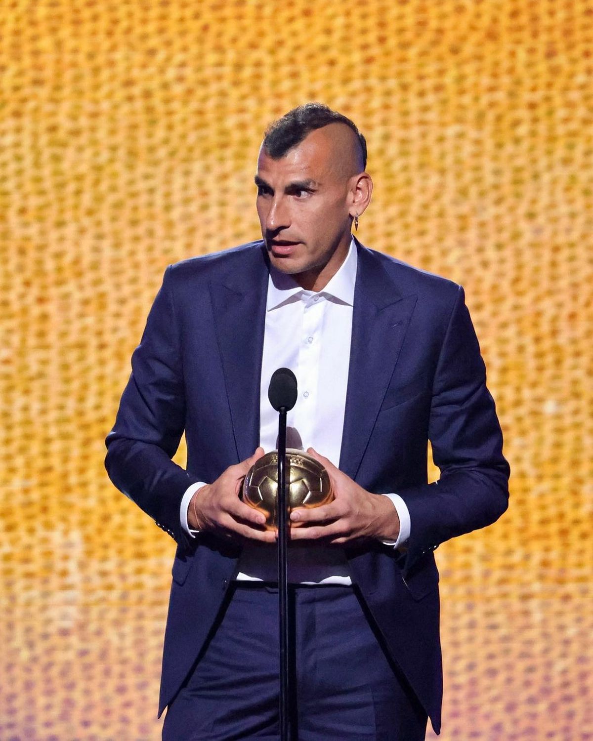 Nahuel Guzmán y el Balón de Oro que compartió con Oscar Ustari Nahuel Guzmán y el Balón de Oro que compartió con Oscar Ustari