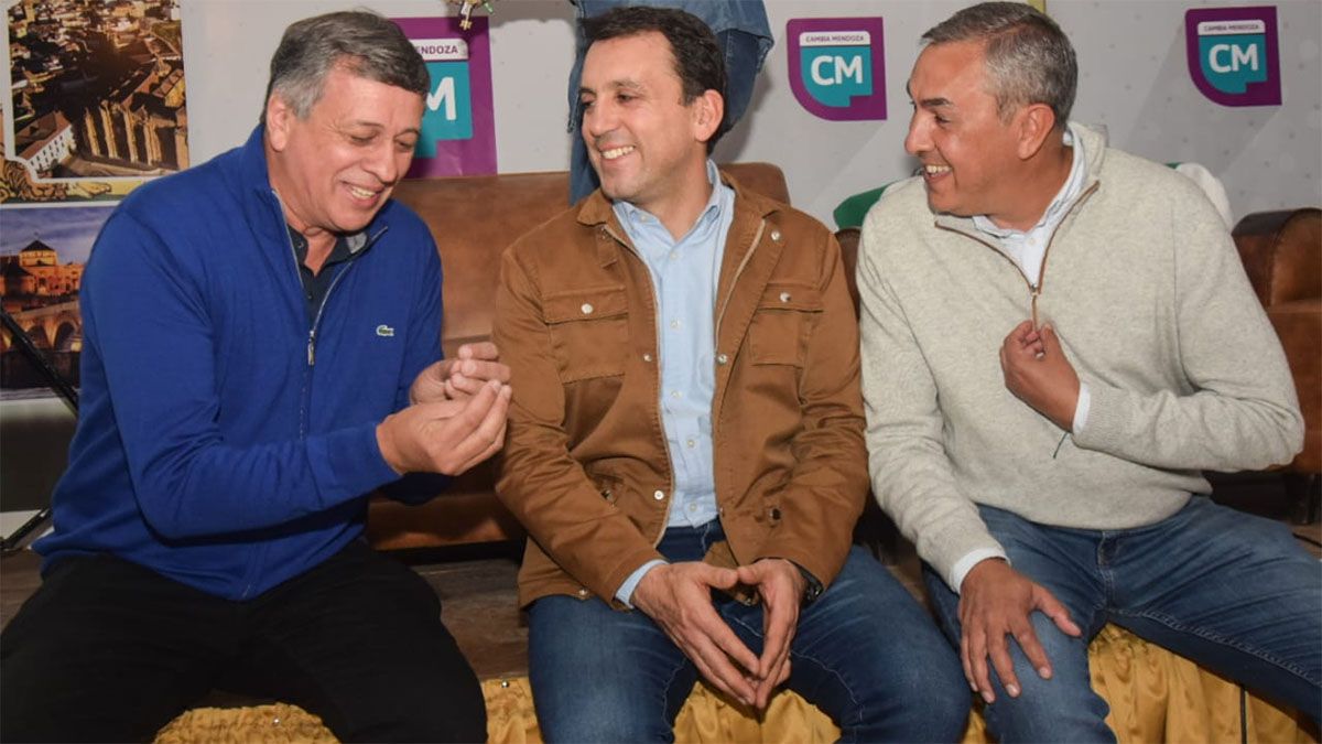 Daniel Orozo, Tadeo García Zalazar y Enrique Vaquié, en San Rafael. Allí el presidente de la UCR habló de Portezuelo del Viento.