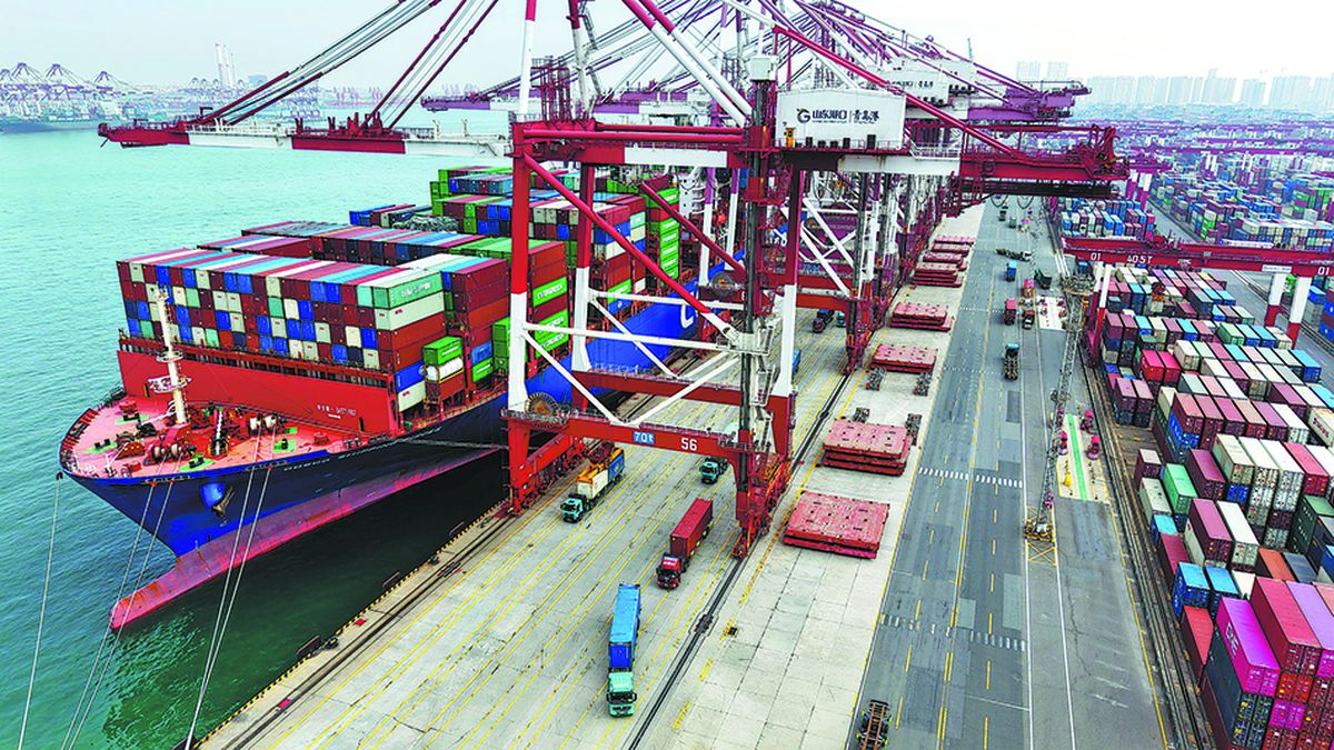 Un buque de carga en el puerto de Qingdao, provincia de Shandong. YU FANGPING / PARA CHINA DAILY.