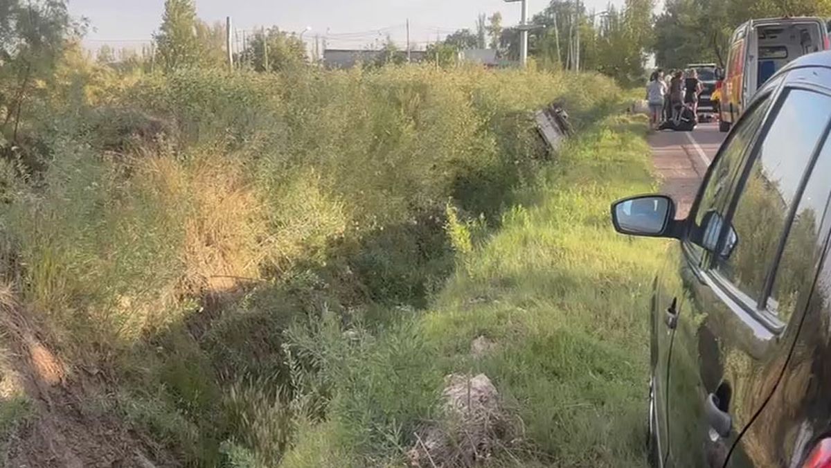 Las víctimas del accidente fueron asistidas por conductores y luego por los médicos de una ambulancia del Servicio de Emergencias Coordinado. Las víctimas del accidente fueron asistidas por conductores y luego por los médicos de una ambulancia del Servicio de Emergencias Coordinado.