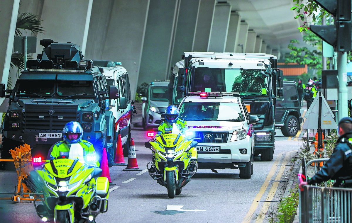 La policía de Hong Kong escolta a Jimmy Lai Chee-ying al tribunal antes de su sentencia el 9 de febrero. ANDY CHONG / CHINA DAILY.