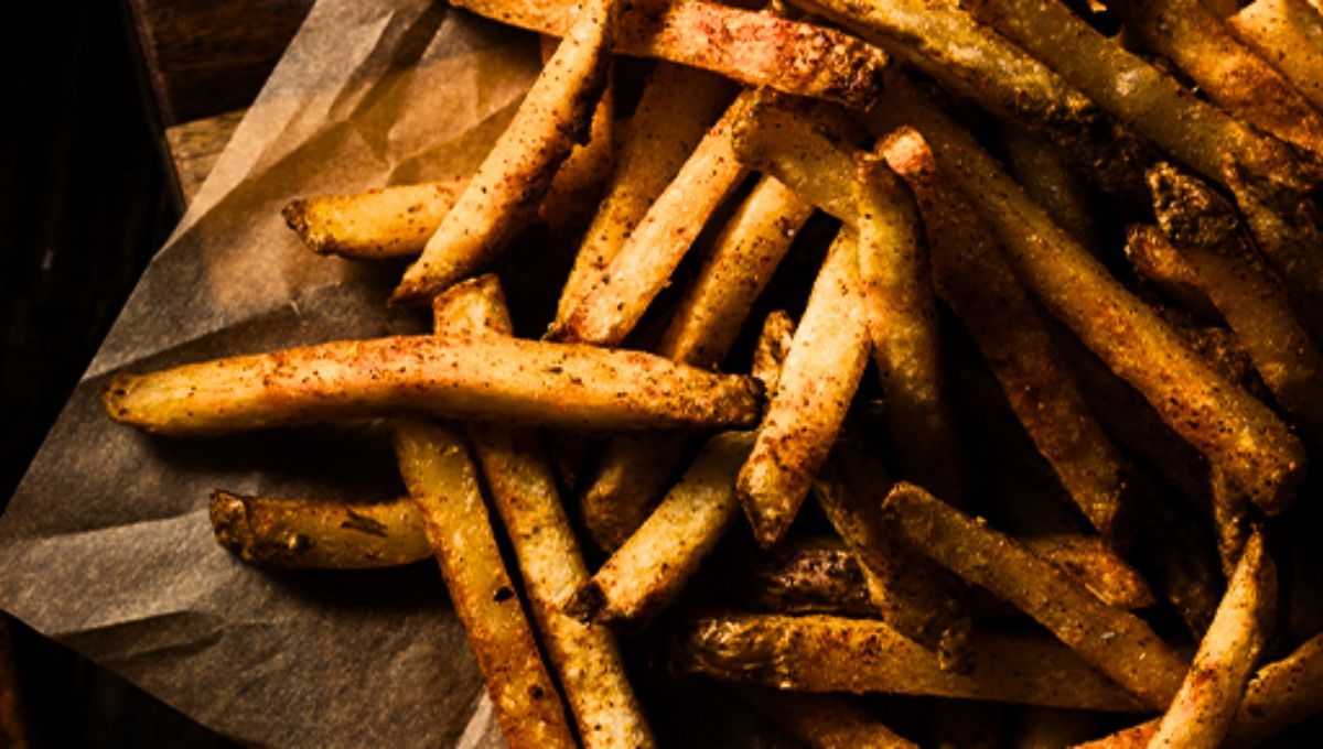 Este ingrediente retiene la humedad que suele ablandar a las papas fritas.&nbsp;