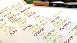 Cuál es el significado de escribir la letra muy redondeada