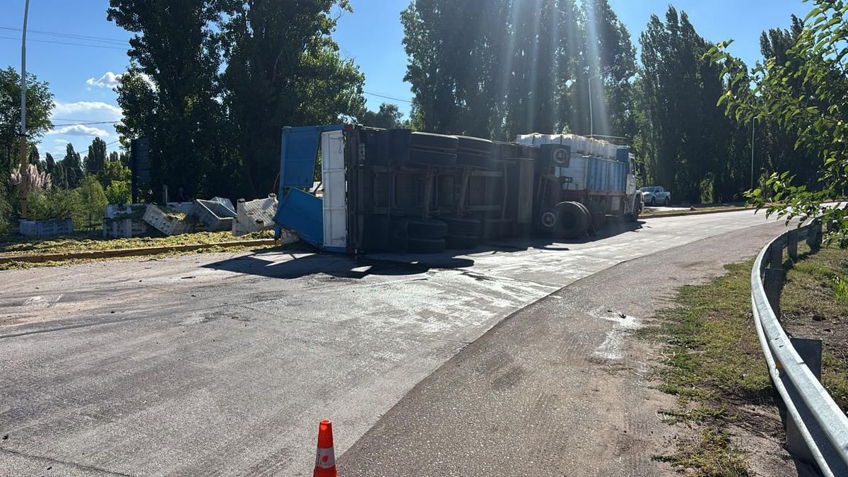 El camionero que transportaba un cargamento de uva notó problemas en el sistema de frenos y debió realizar maniobras para evitar un problema mayor. El camionero que transportaba un cargamento de uva notó problemas en el sistema de frenos y debió realizar maniobras para evitar un problema mayor.