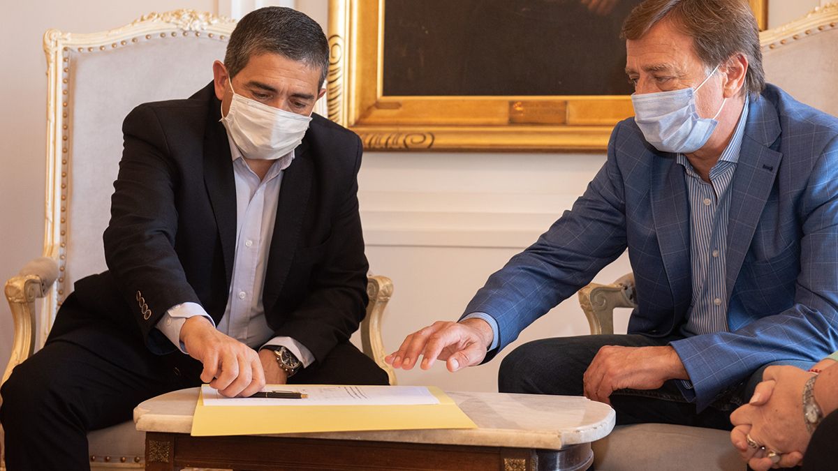 Walther Marcolini y Rodolfo Suarez durante la firma.