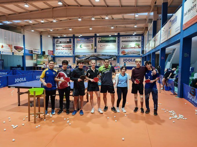 Gastón Alto y los juveniles que lo acompañan en Portugal.