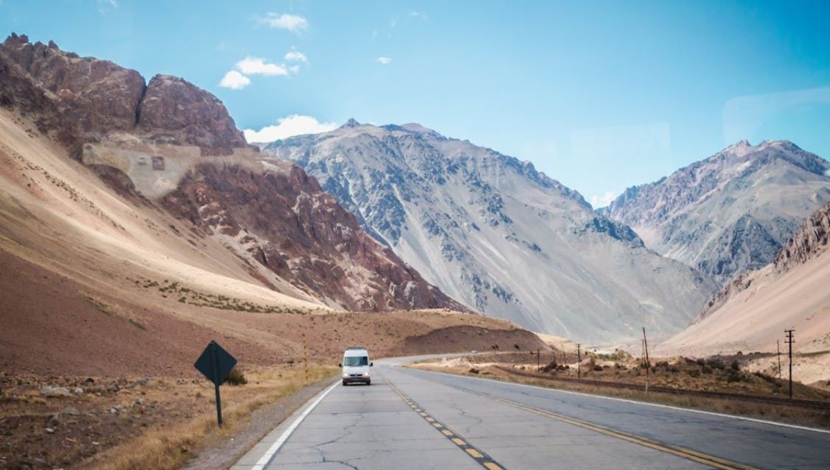 La geografía como frontera: El papel de la Cordillera de los Andes en la división territorial. La geografía como frontera: El papel de la Cordillera de los Andes en la división territorial.