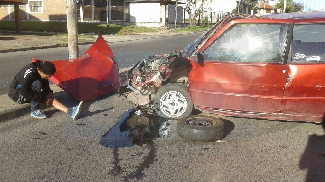 Un automóvil chocó contra una farola en avenida Almafuerte