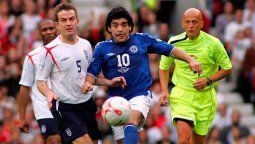 Maradona la rompió en un partido a beneficio en el 2006.