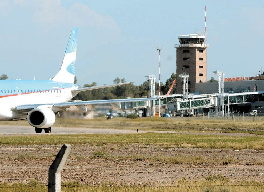 La nave de Copa quedó en la pista del Aeropuerto El Plumerillo, donde deberá ser reparada para que vuelva a volar.