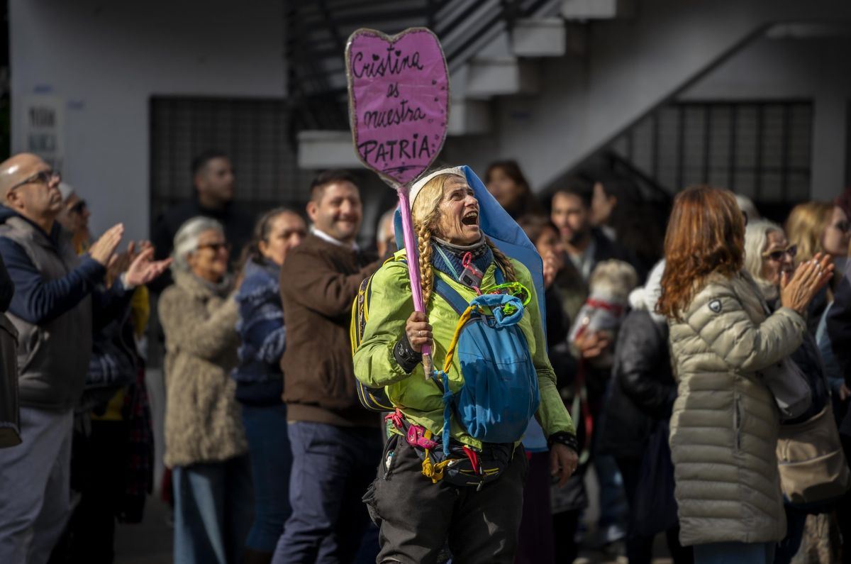 Miles de seguidores de Cristina Kirchner se turnan en la calle San José del barrio Monserrat para brindarle su apoyo a la ex presidenta. Miles de seguidores de Cristina Kirchner se turnan en la calle San José del barrio Monserrat para brindarle su apoyo a la ex presidenta.