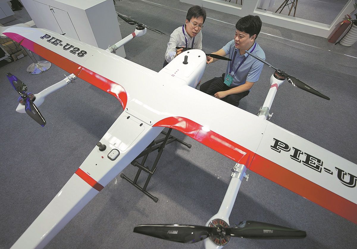 Los visitantes aprenden sobre un dron cartográfico durante un evento celebrado en agosto en Yantai, provincia de Shandong. TANG KE / PARA CHINA DAILY