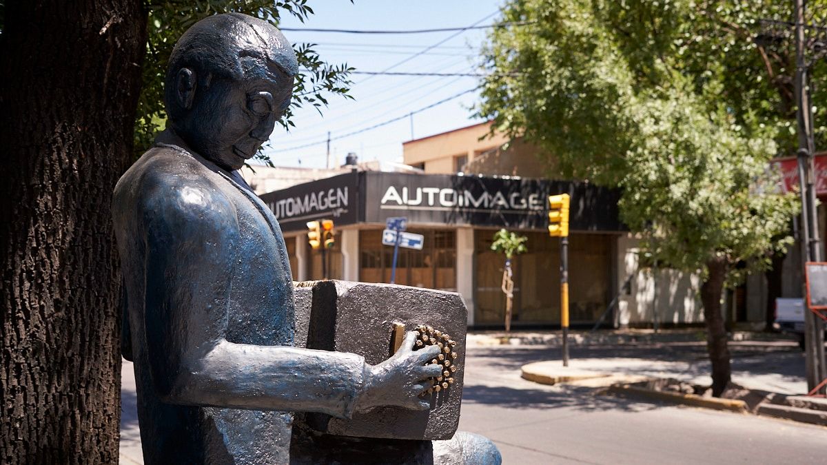 La escultura personifica a un Troilo que parece muy concentrado en su propia música, sin