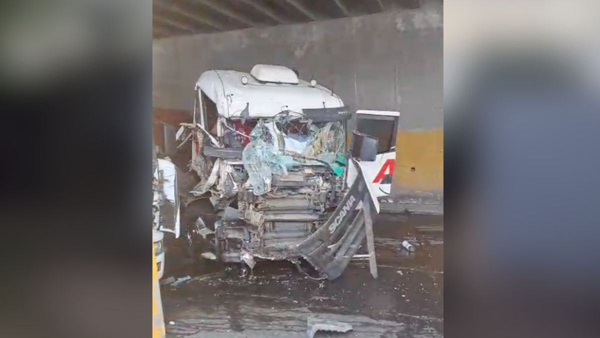 Un accidente frontal entre dos camiones suspendió el tránsito en el Paso Cristo Redentor.