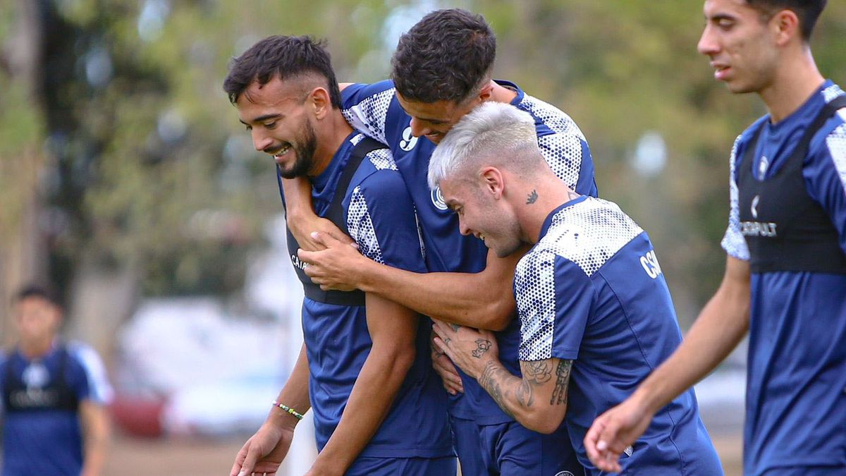 Franco Di Santo está feliz, en la práctica abraza a su compañero Victorio Ramis. Franco Di Santo está feliz, en la práctica abraza a su compañero Victorio Ramis.
