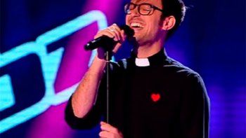 Este es el padre Damián que canta 