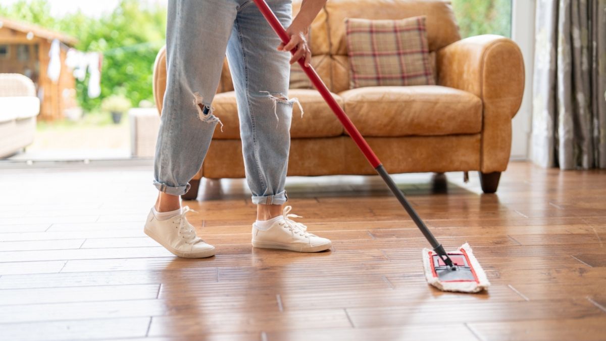 Limpiar el piso flotante con vinagre: por qué no recomiendan hacerlo y cuáles son sus consecuencias