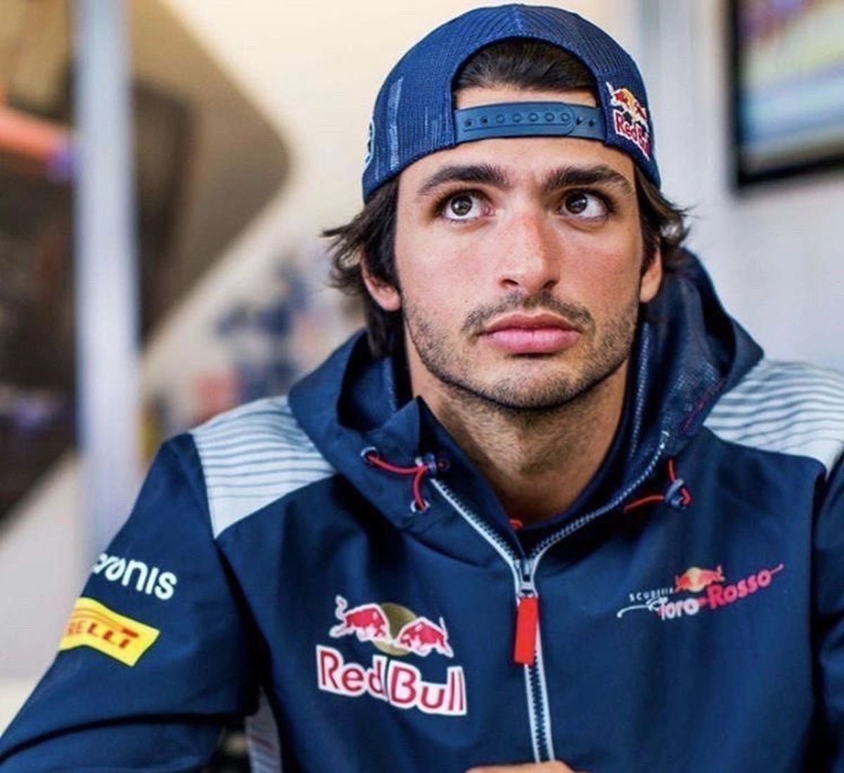 Sainz tuvo sus inicios en Toro Rosso, escudería filial de Red Bull. Sainz tuvo sus inicios en Toro Rosso, escudería filial de Red Bull.