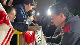 Marcelo Gallardo, DT de River, firma autógrafos en su llegada a Santa Fe.