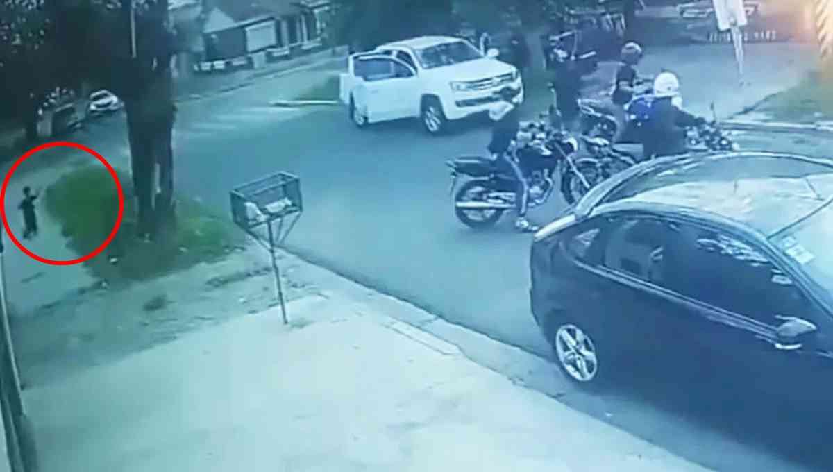 Video: la desesperación de un niño que se arrodilló para pedir que ladrones no lastimen a su padre