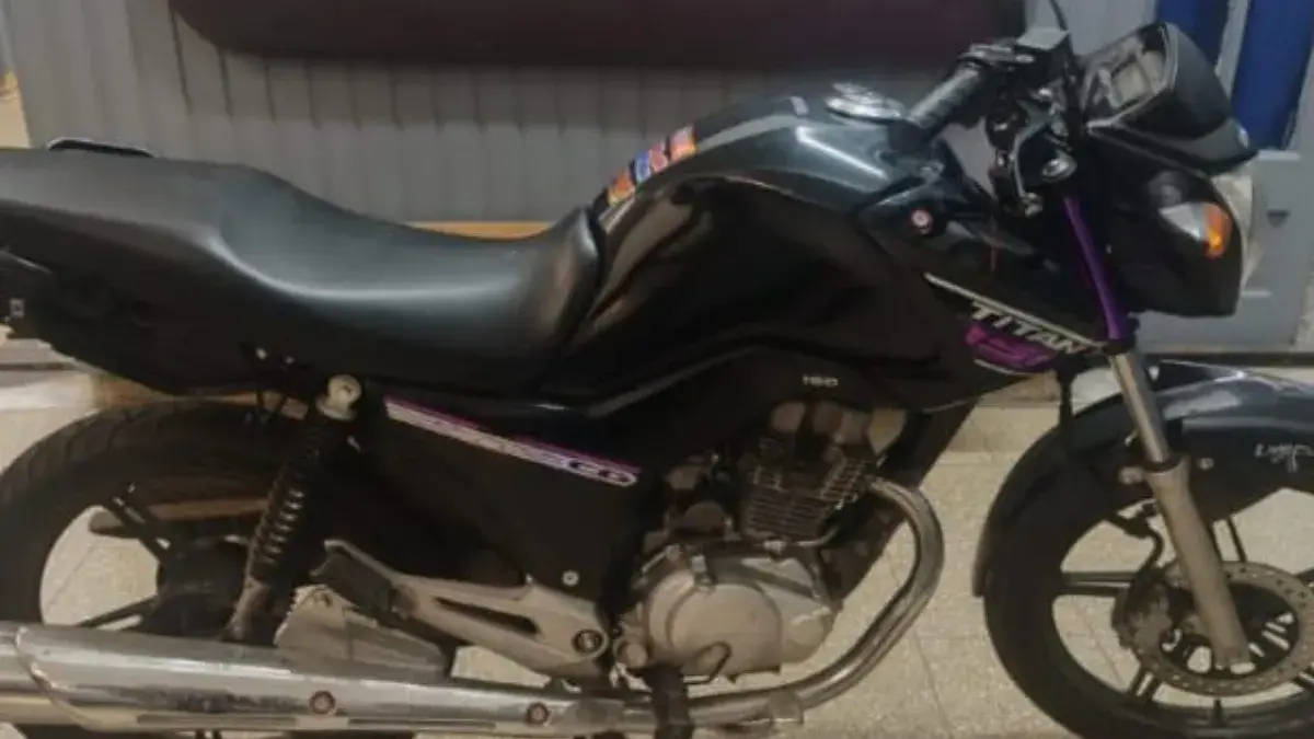 Se confió: una mujer fue a buscar a su novio que estaba en la comisaría y quedó presa por ir con una moto robada Se confió: una mujer fue a buscar a su novio que estaba en la comisaría y quedó presa por ir con una moto robada