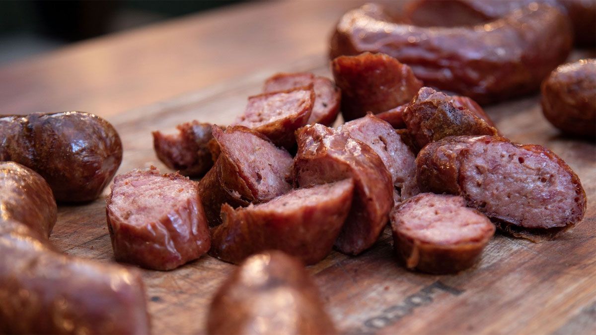 El chorizo es infaltable en el asado y vuelve locos a las personas.