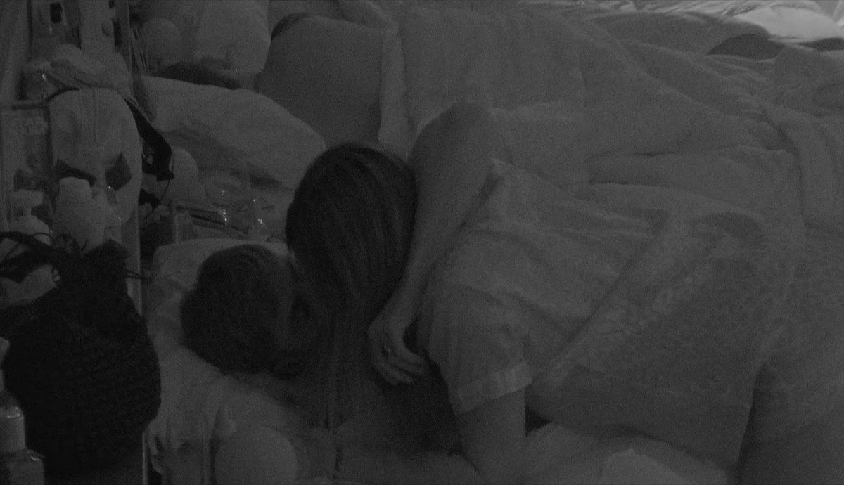 Luana Fern&aacute;ndez y Zunino a los besos.