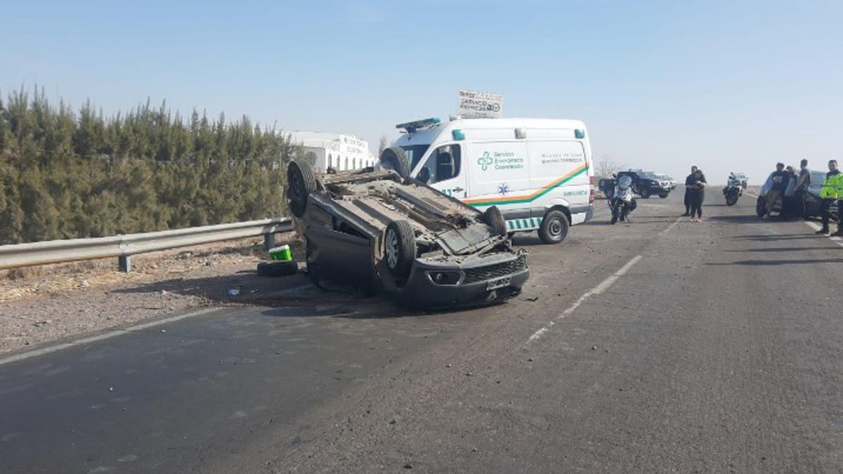 Accidente en el Acceso Este: un automóvil volcó en San Martín y sus tres ocupantes sufrieron lesiones