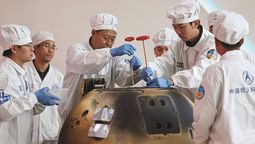 Los expertos abren el módulo de retorno de la sonda lunar Chang’e-6 en la Academia de Tecnología Espacial de China en Beijing el 26 de junio. La sonda Chang’e-6, que regresó a la Tierra el 25 de junio, recolectó un total de 1.935,3 gramos de muestras tomadas de la cara oculta de la Luna. JIN LIWANG / XINHUA