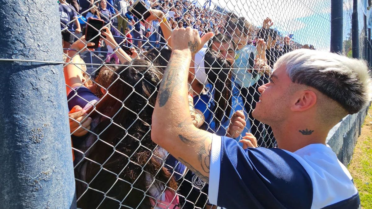 Matías Reali y su amor con la gente de Independiente Rivadavia. Nicolás Ríos/UNO. Matías Reali y su amor con la gente de Independiente Rivadavia. Nicolás Ríos/UNO.