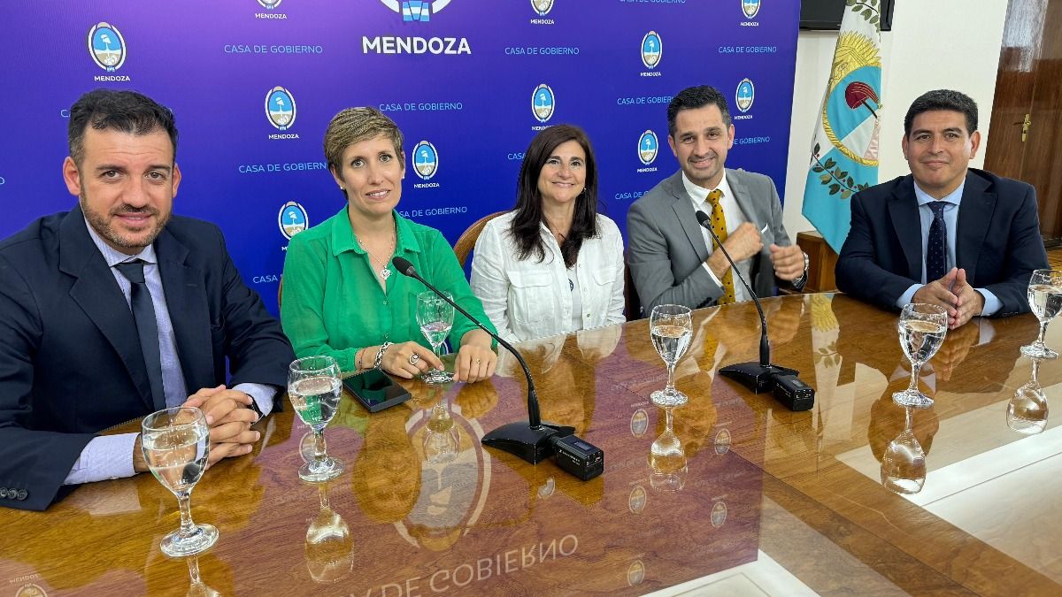 La presidenta del Ente Mendoza Turismo (Emetur), Gabriela Testa, junto a la ministra de Energía y Ambiente de Mendoza, Jimena Latorre, y los funcionarios de San Juan y San Luis que participaron del diálogo. La presidenta del Ente Mendoza Turismo (Emetur), Gabriela Testa, junto a la ministra de Energía y Ambiente de Mendoza, Jimena Latorre, y los funcionarios de San Juan y San Luis que participaron del diálogo.