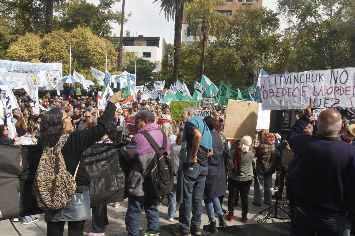 No podía faltar una referencia a David Litvinchuk, titular del PAMI Mendoza, en los carteles de los jubilados. No podía faltar una referencia a David Litvinchuk, titular del PAMI Mendoza, en los carteles de los jubilados.