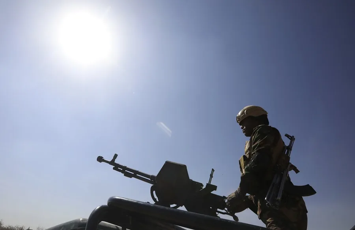 Un soldado yemení con una ametralladora en Saná, Yemen, el pasado 1 de mayo. Crédito: EFE/EPA/Yahya Arhab. Un soldado yemení con una ametralladora en Saná, Yemen, el pasado 1 de mayo. Crédito: EFE/EPA/Yahya Arhab.