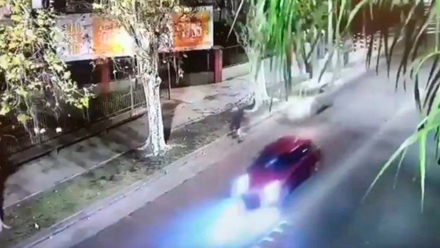 Video: atropelló a un ciclista, huyó y chocó a otro auto