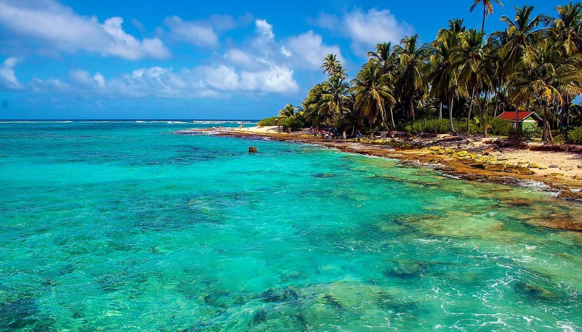 Esta isla es un pequeño cayo ubicado en el Mar Caribe. Esta isla es un pequeño cayo ubicado en el Mar Caribe.