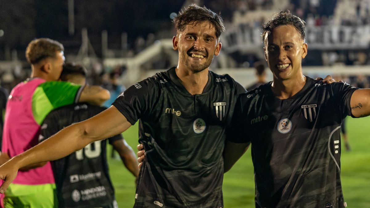 Diego Mondino festeja el triunfo junto a su compañero Matías Muñoz.