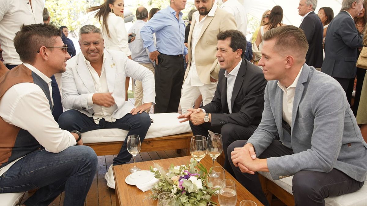 Agustín Vila, Chiqui Tapia y Wado de Pedro en un momento de la recepción de Vendimia Solidaria.