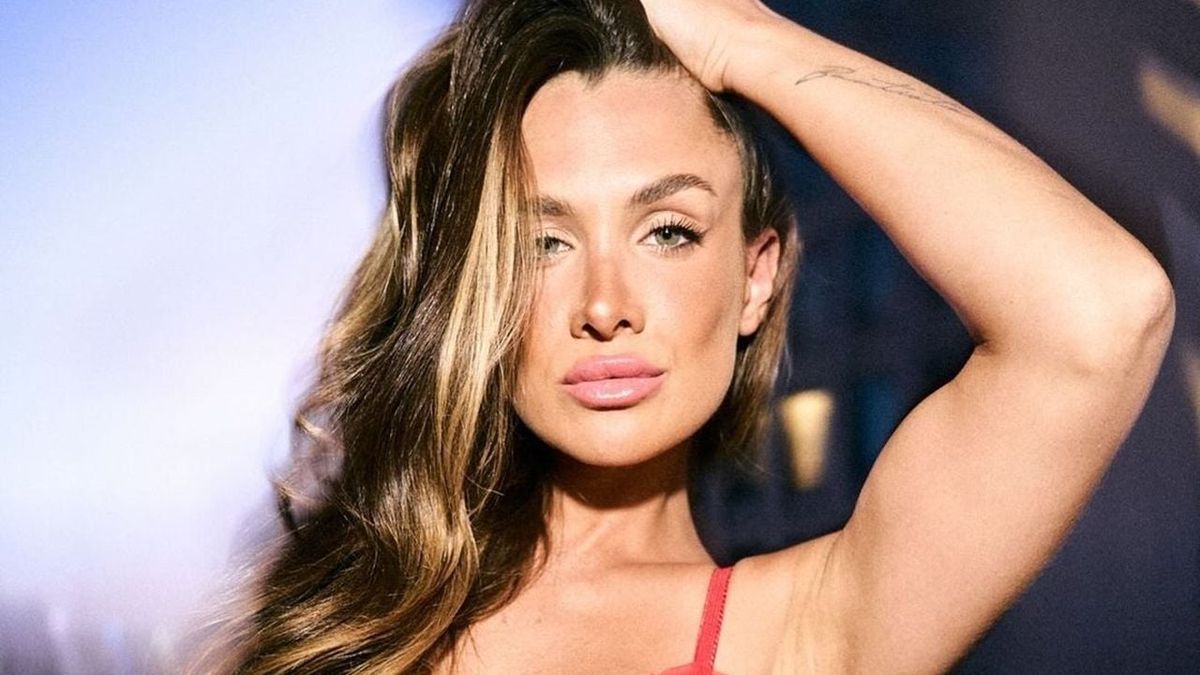 Camila Homs estrena calzas ultra XS en clave shiny y cut-outs extremos