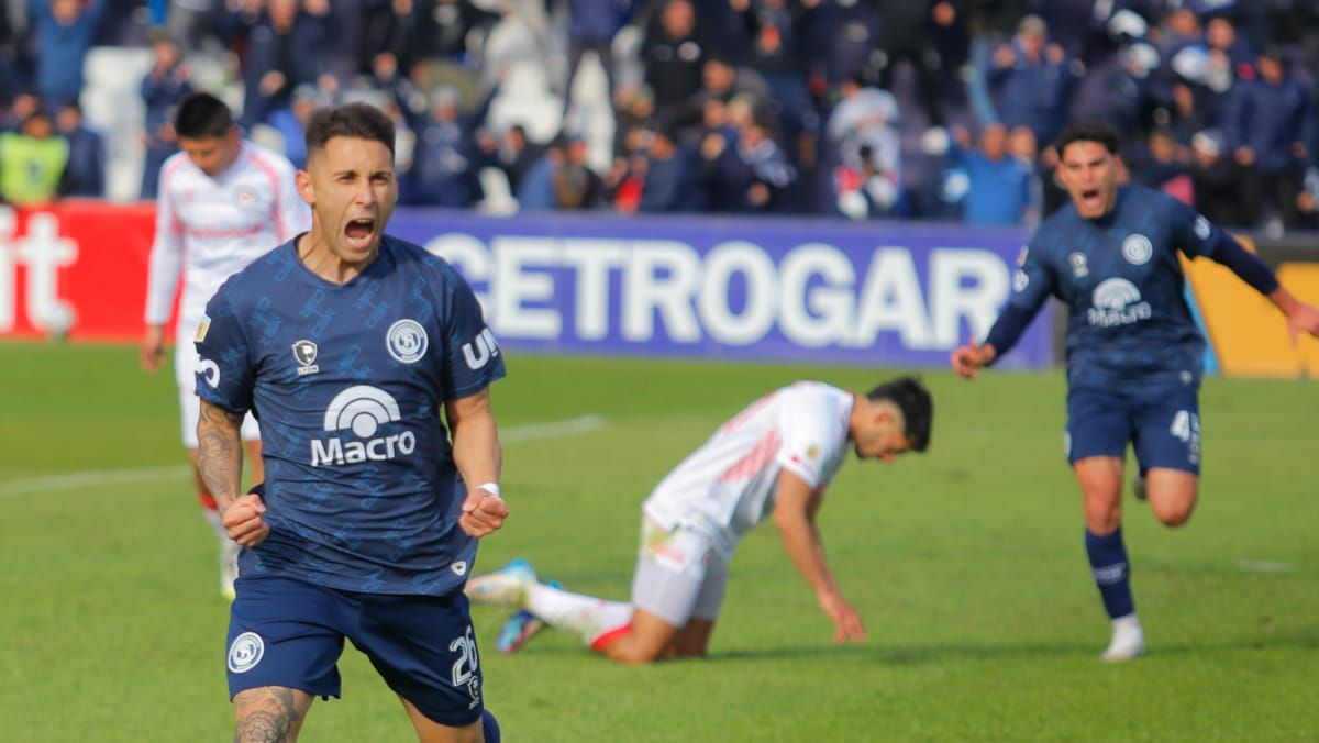 Matías Fernández marcó uno de los goles en la victoria de Independiente Rivadavia ante Argentinos Juniors. Foto: Nicolás Ríos/UNO. 