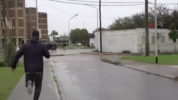 Periodista de A24 cubría en vivo las inundaciones del Conurbano: lo asaltaron y terminó persiguiendo al ladrón Periodista de A24 cubría en vivo las inundaciones del Conurbano: lo asaltaron y terminó persiguiendo al ladrón