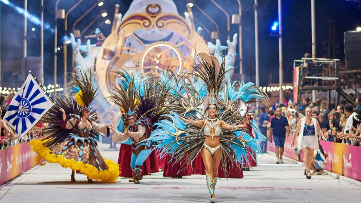 El carnaval de Gualeguaychú es una de las ofertas de festivales culturales o experiencias diferenciales. El carnaval de Gualeguaychú es una de las ofertas de festivales culturales o experiencias diferenciales.