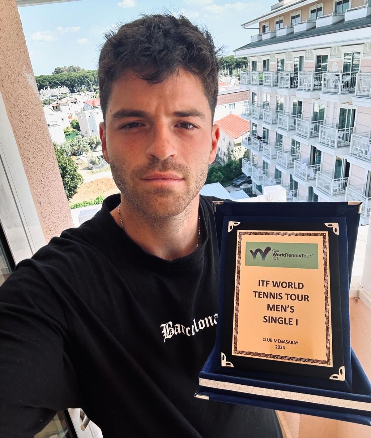 Facundo Juárez Vila y el trofeo obtenido en el ITF M15 de Antalya. Facundo Juárez Vila y el trofeo obtenido en el ITF M15 de Antalya.