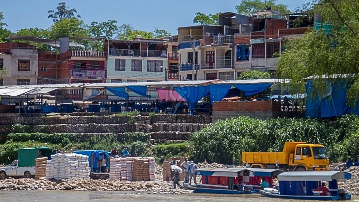 Los mendocinos que deciden ir a comprar a Bolivia deben realizar un tramo del viaje en balsa, desde la provincia de Salta hasta la ciudad de Bermejo, Bolivia. Los mendocinos que deciden ir a comprar a Bolivia deben realizar un tramo del viaje en balsa, desde la provincia de Salta hasta la ciudad de Bermejo, Bolivia.